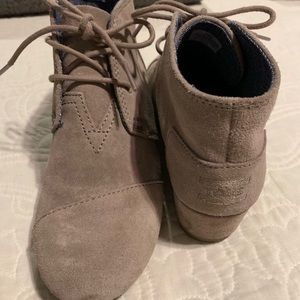Toms wedges girls size 4, Taupe